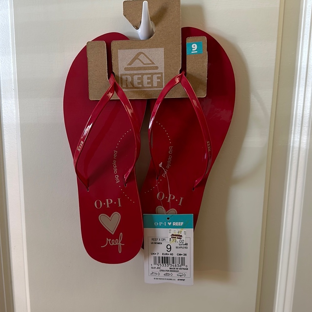 Reef Red glossy flip flops NWT size 9
